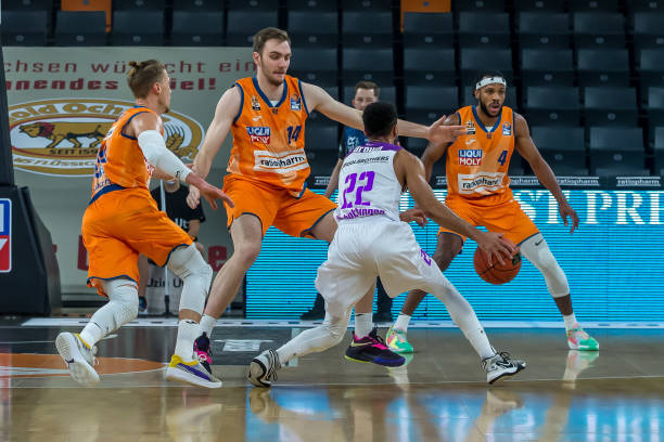 资金相对充 资金相对充